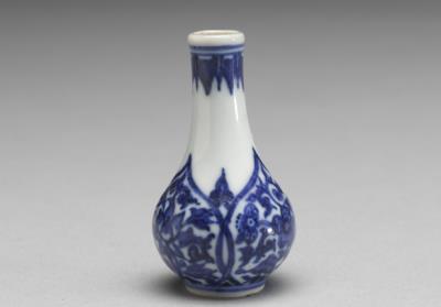 图片[3]-Vase with floral design and Xuande reign mark in underglaze blue, Qing dynasty (1644-1911)-China Archive